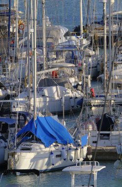 İtalya, Sicilya, Akdeniz, Marina di Ragusa (Ragusa ili); 13 Kasım 2023, limanda lüks yatlar - EDITORIAL