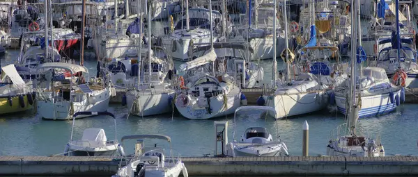 İtalya, Sicilya, Akdeniz, Marina di Ragusa (Ragusa ili); 13 Kasım 2023, limanda motorlu tekne ve lüks yatlar - EDITORIAL