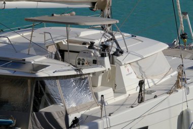İtalya, Sicilya, Akdeniz, Marina di Ragusa (Ragusa Eyaleti); 14 Kasım 2023, limanda katamaran yelkenli teknesi - EDITORIAL