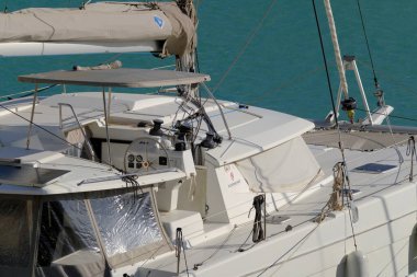 İtalya, Sicilya, Akdeniz, Marina di Ragusa (Ragusa Eyaleti); 14 Kasım 2023, limanda katamaran yelkenli teknesi - EDITORIAL