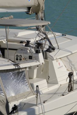 İtalya, Sicilya, Akdeniz, Marina di Ragusa (Ragusa Eyaleti); 14 Kasım 2023, limanda katamaran yelkenli teknesi - EDITORIAL