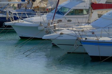 İtalya, Sicilya, Akdeniz, Marina di Ragusa (Ragusa Eyaleti); limanda lüks yatlar 
