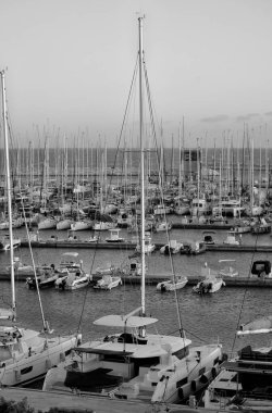 İtalya, Sicilya, Akdeniz, Marina di Ragusa (Ragusa ili); 17 Kasım 2023, gün batımında limanda motorlu tekne ve lüks yatlar - EDITORIAL