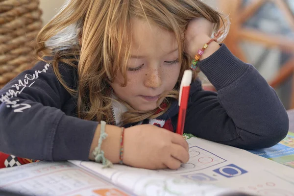 Italien Sizilien Jähriges Männliches Kind Macht Seine Hausaufgaben Auf Einem lizenzfreie Stockbilder