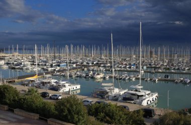 İtalya, Sicilya, Akdeniz, Marina di Ragusa (Ragusa ili); 27 Kasım 2023, limanda motorlu tekne ve lüks yatlar - EDITORIAL