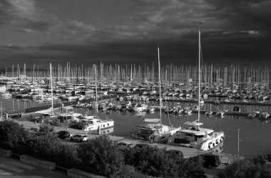 İtalya, Sicilya, Akdeniz, Marina di Ragusa (Ragusa ili); 27 Kasım 2023, limanda motorlu tekne ve lüks yatlar - EDITORIAL