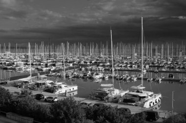 İtalya, Sicilya, Akdeniz, Marina di Ragusa (Ragusa ili); 27 Kasım 2023, limanda motorlu tekne ve lüks yatlar - EDITORIAL