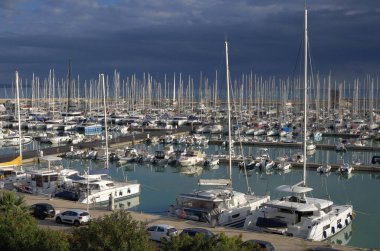 İtalya, Sicilya, Akdeniz, Marina di Ragusa (Ragusa ili); 27 Kasım 2023, limanda motorlu tekne ve lüks yatlar - EDITORIAL