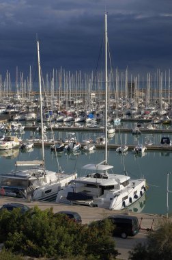 İtalya, Sicilya, Akdeniz, Marina di Ragusa (Ragusa ili); 27 Kasım 2023, limanda motorlu tekne ve lüks yatlar - EDITORIAL