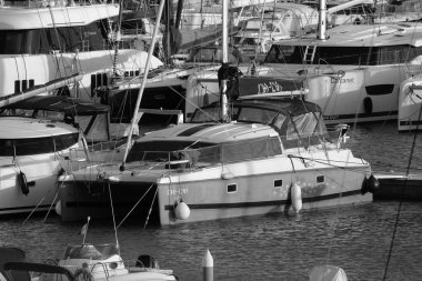 İtalya, Sicilya, Akdeniz, Marina di Ragusa (Ragusa ili); 28 Kasım 2023, limanda lüks yatlar - EDITORIAL