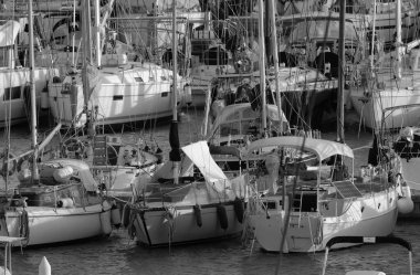 İtalya, Sicilya, Akdeniz, Marina di Ragusa (Ragusa ili); 28 Kasım 2023, limanda lüks yatlar - EDITORIAL