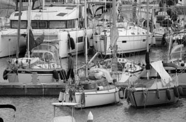 İtalya, Sicilya, Akdeniz, Marina di Ragusa (Ragusa Eyaleti); 28 Kasım 2023, limandaki insanlar ve lüks yatlar - EDITORIAL