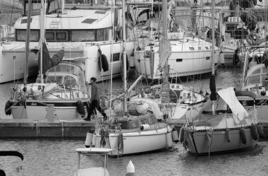 İtalya, Sicilya, Akdeniz, Marina di Ragusa (Ragusa Eyaleti); 28 Kasım 2023, limandaki insanlar ve lüks yatlar - EDITORIAL