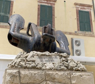 İtalya, Sicilya, Akdeniz, Marina di Ragusa (Ragusa Eyaleti), eski bir evin barok cephesi ve Duca degli Abruzzi Meydanı 'ndaki çapa heykeli