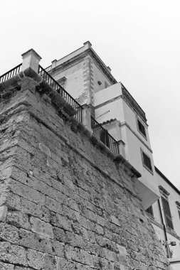 İtalya, Sicilya, Akdeniz, Marina di Ragusa (Ragusa Eyaleti), bugün kasabanın deniz kenarında bulunan eski bir sarasin kulesinin manzarası..