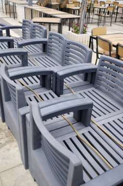 İtalya, Sicilya, Akdeniz, Marina di Ragusa (Ragusa Eyaleti), deniz kenarındaki merkez bir meydanda plastik sandalyeler ve masalar 