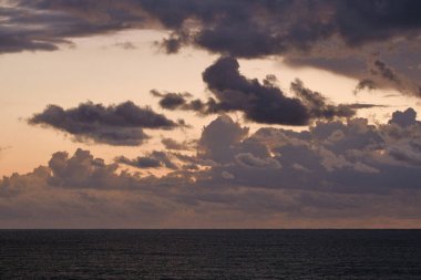 İtalya, Sicilya, Akdeniz; gün batımında Sicilya Kanalı 'nda gökyüzünde bulutlar 