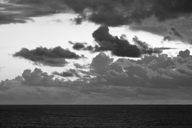 İtalya, Sicilya, Akdeniz; gün batımında Sicilya Kanalı 'nda gökyüzünde bulutlar 