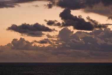 İtalya, Sicilya, Akdeniz; gün batımında Sicilya Kanalı 'nda gökyüzünde bulutlar 