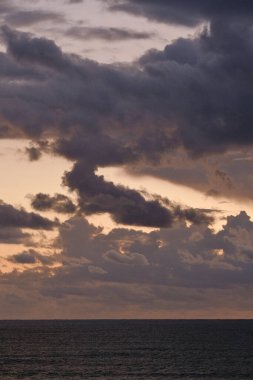 İtalya, Sicilya, Akdeniz; gün batımında Sicilya Kanalı 'nda gökyüzünde bulutlar 