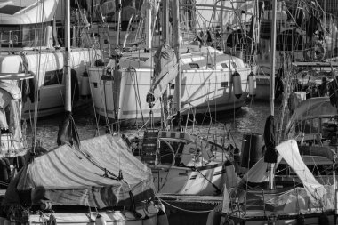 İtalya, Sicilya, Akdeniz, Marina di Ragusa (Ragusa ili); 24 Aralık 2023, limanda yelkenli tekneleri - EDITORIAL