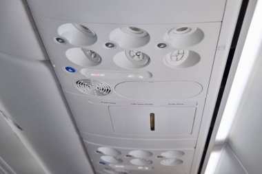 İtalya, uçak kabin fasten kemerleri ve Sigara İçilmez işaretleri