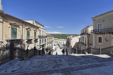 İtalya, Sicilya, Ragusa İbla, St. Johm Katedrali 'ndeki barok binaların manzarası.