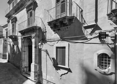 İtalya, Sicilya, Ragusa İbla, bir barok bina cephesi manzarası