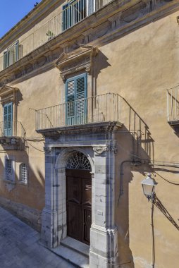 İtalya, Sicilya, Ragusa İbla, bir barok bina cephesi manzarası