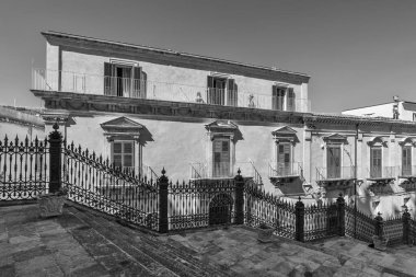 İtalya, Sicilya, Ragusa İbla, bir barok bina cephesi manzarası