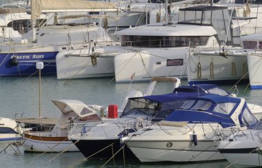 İtalya, Sicilya, Akdeniz, Marina di Ragusa (Ragusa ili); 1 Ocak 2024, limanda lüks yatlar - EDITORIAL