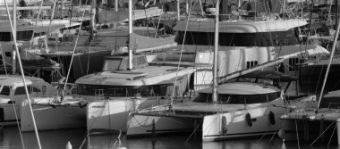 İtalya, Sicilya, Akdeniz, Marina di Ragusa (Ragusa ili); 2 Ocak 2024, limanda lüks yatlar - EDITORIAL