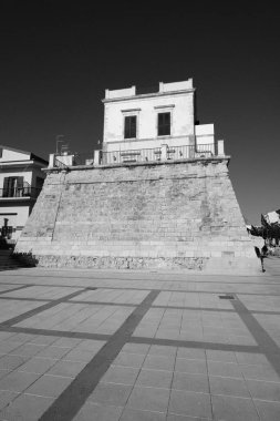 İtalya, Sicilya, Akdeniz, Marina di Ragusa (Ragusa Eyaleti), bugün kasabanın deniz kenarında bulunan eski bir sarasin kulesinin manzarası..