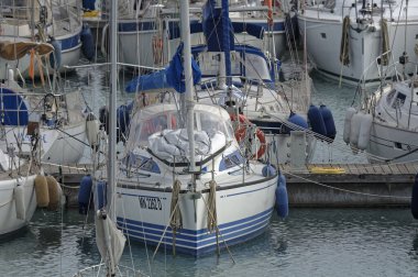 İtalya, Sicilya, Akdeniz, Marina di Ragusa (Ragusa ili); 11 Ocak 2024, limanda lüks yatlar - EDITORIAL