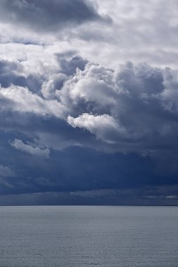 İtalya, Sicilya, Akdeniz, Sicilya Kanalı 'nda kışın fırtına bulutları