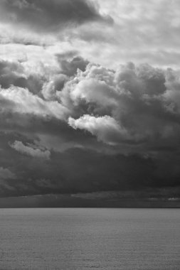 İtalya, Sicilya, Akdeniz, Sicilya Kanalı 'nda kışın fırtına bulutları