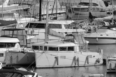 İtalya, Sicilya, Akdeniz, Marina di Ragusa (Ragusa ili); 14 Ocak 2024, limanda lüks yatlar - EDITORIAL