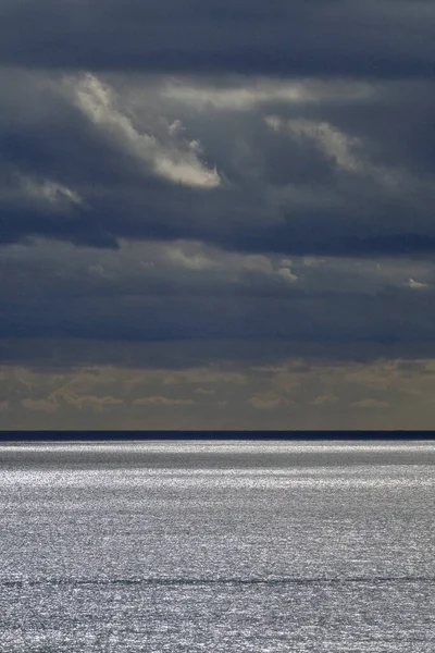 İtalya, Sicilya, Akdeniz, Sicilya Kanalı 'nda kışın fırtına bulutları