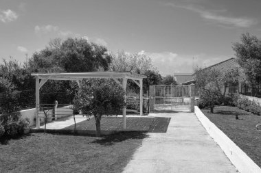 İtalya, Sicilya, Ragusa Eyaleti, kırsal kesim; 30 Mart 2023, zarif özel ev, giriş ve bahçe manzarası - EDITORIAL