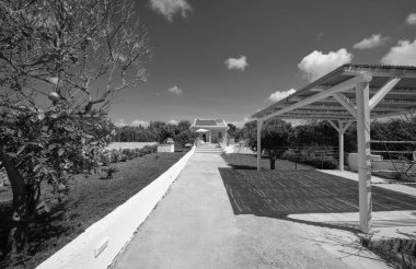 İtalya, Sicilya, Ragusa Eyaleti, kırsal kesim; 30 Mart 2023, zarif özel ev, giriş ve bahçe manzarası - EDITORIAL