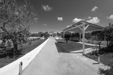 İtalya, Sicilya, Ragusa Eyaleti, kırsal kesim; 30 Mart 2023, zarif özel ev, giriş ve bahçe manzarası - EDITORIAL