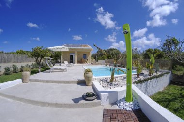 İtalya, Sicilya, Ragusa Eyaleti, kırsal alan; 30 Mart 2023, zarif özel ev, giriş, yüzme havuzu ve bahçe manzarası - EDITORIAL