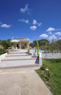 İtalya, Sicilya, Ragusa Eyaleti, kırsal alan; 30 Mart 2023, zarif özel ev, giriş, yüzme havuzu ve bahçe manzarası - EDITORIAL