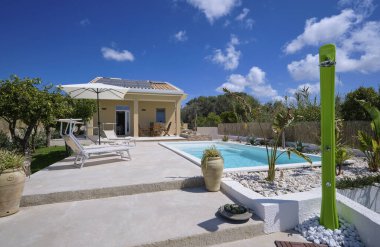 İtalya, Sicilya, Ragusa Eyaleti, kırsal alan; 30 Mart 2023, zarif özel ev, giriş, yüzme havuzu ve bahçe manzarası - EDITORIAL