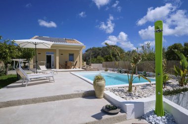 İtalya, Sicilya, Ragusa Eyaleti, kırsal alan; 30 Mart 2023, zarif özel ev, giriş, yüzme havuzu ve bahçe manzarası - EDITORIAL