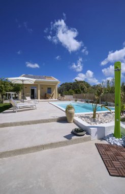 İtalya, Sicilya, Ragusa Eyaleti, kırsal alan; 30 Mart 2023, zarif özel ev, giriş, yüzme havuzu ve bahçe manzarası - EDITORIAL