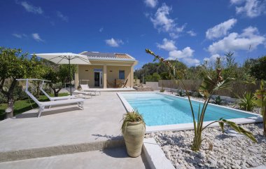 İtalya, Sicilya, Ragusa Eyaleti, kırsal alan; 30 Mart 2023, zarif özel ev, giriş, yüzme havuzu ve bahçe manzarası - EDITORIAL