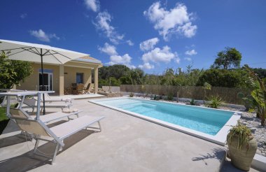 İtalya, Sicilya, Ragusa Eyaleti, kırsal alan; 30 Mart 2023, zarif özel ev, giriş, yüzme havuzu ve bahçe manzarası - EDITORIAL