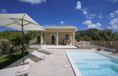 İtalya, Sicilya, Ragusa Eyaleti, kırsal alan; 30 Mart 2023, zarif özel ev, giriş, yüzme havuzu ve bahçe manzarası - EDITORIAL