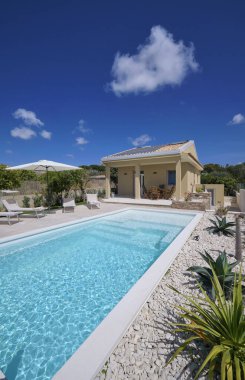 İtalya, Sicilya, Ragusa Eyaleti, kırsal alan; 30 Mart 2023, zarif özel ev, giriş, yüzme havuzu ve bahçe manzarası - EDITORIAL